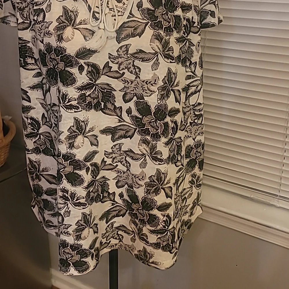 Old Navy Floral Top Large w/Key Hole Tassels - Picture 3 of 11
